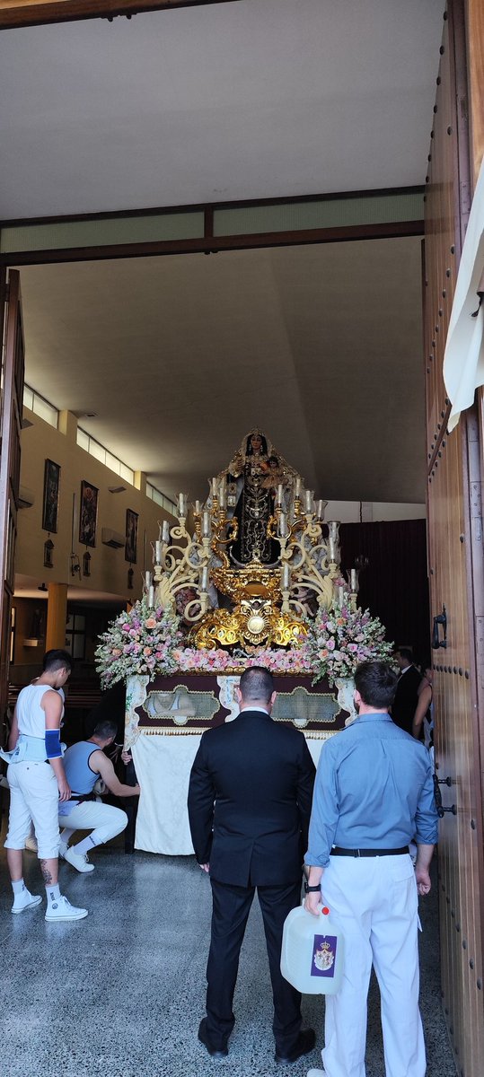 A Paso Muda (@apasomuda) on Twitter photo .<a href="/Carmen_SLeandro/">Hdad. del Carmen de San Leandro</a> a punto de comenzar la Salida Procesional de la #VirgenDelCarmen de San Leandro suena la
🎼 <a href="/BandaCantillana/">La Soledad de Cantillana</a>
#GloriasSevilla25 #CarmenSanLeandro25
#TDSCofrade .<a href="/Carmen_SLeandro/">Hdad. del Carmen de San Leandro</a> a punto de comenzar la Salida Procesional de la #VirgenDelCarmen de San Leandro suena la
🎼 <a href="/BandaCantillana/">La Soledad de Cantillana</a>
#GloriasSevilla25 #CarmenSanLeandro25
#TDSCofrade
