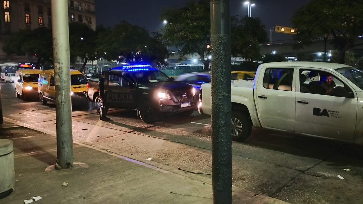 Hablamos con el peluquero, vive en el CIS de Brasil y Tacuarí, atiende en los balustres de Bernardo de de Irigoyen 1600.Además de peluquería, podemos comprar drogas, tomar Fernandito y afilar facas tumberas. <a href="/gabimraida/">Gabriel Mraida</a> <a href="/ibaistrocchi/">Ignacio Baistrocchi</a> <a href="/Indignada_Lala/">OhLalá</a>  <a href="/gloriallopiz/">𝔾𝕝𝕠𝕣𝕚𝕒 𝕃𝕝𝕠𝕡𝕚𝕫 𝕆𝕣𝕥𝕚𝕫</a> <a href="/CABAbroken/">CABA rota</a>