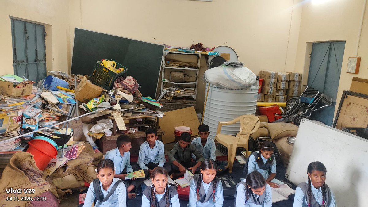 NeerajDangiINC's tweet image. राजस्थान की आबूरोड़ तहसील के भैंसासिंह गांव में सरकारी स्कूल में 283 बच्चे; लेकिन बालिकाओं के लिए भी शौचालय नहीं।
बच्चे क्लासरूम में फैले कबाड़ और कचरे के बीच पढ़ने को मज़बूर हैं। धूल में बन रहा है मिड-डे मील। तीन माह से पीने का पानी नहीं।
भजन लाल सरकार ‘बेटी बचाओ बेटी पढ़ाओ’।