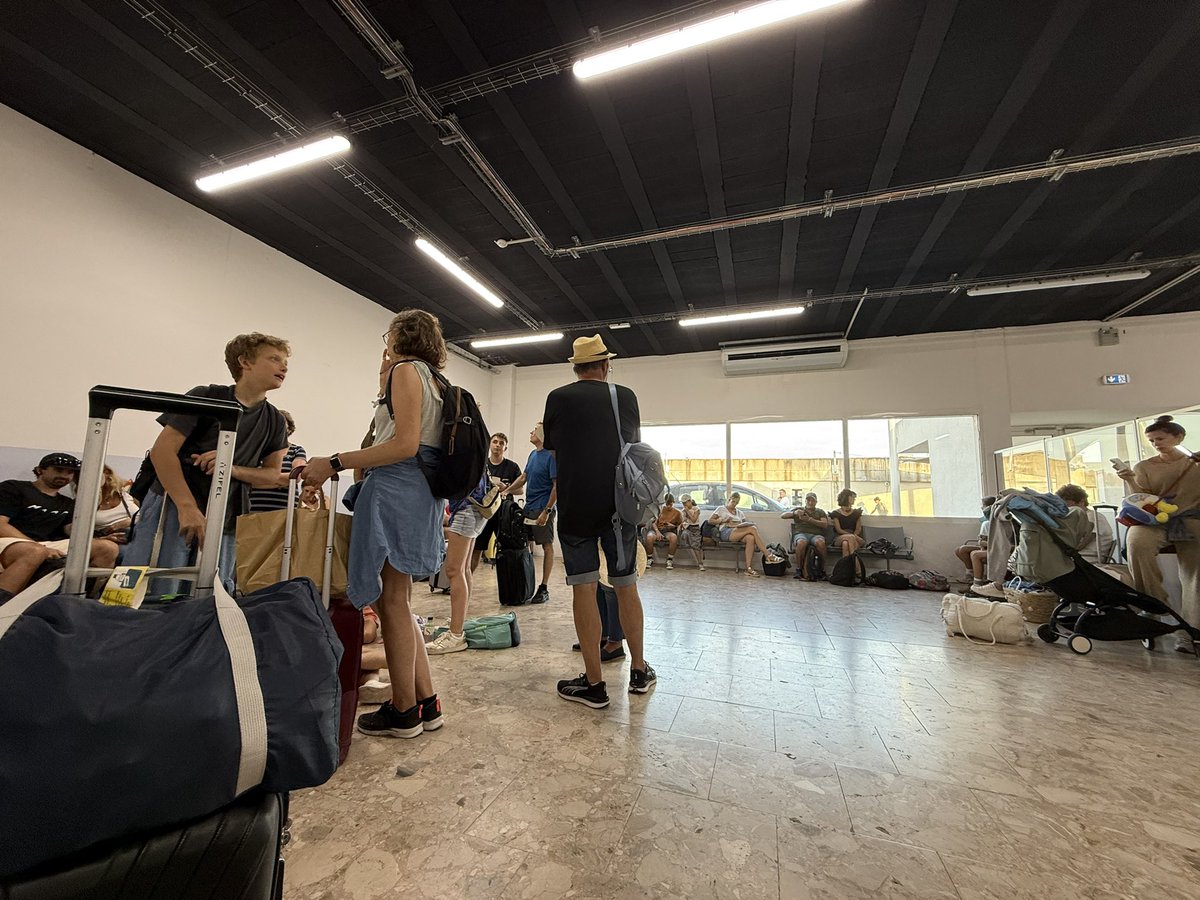 À #Figari, salle d’embarquement B1 du vol <a href="/AirFranceFR/">Air France FR</a> #AF7673 , peu de sièges, pas d’eau, pas de toilette mais une attente sans aucune information autre que « vol retardé »… heureusement il y a la Clim et les enfants sont sages…