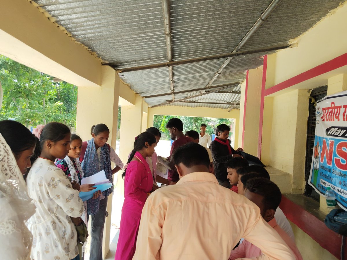 rajanvermansui's tweet image. आज भी @NsuiSamastipur द्वारा नामांकन में छात्रों के मदद को लेकर #UR_Collage_Rosera_Samastipur  में #Help_Desk लगाया गया और @HumBadlenge_ के बारे छात्रों को जानकारी देकर मिसकाॅल अभियान चलाया गया
@NSUIBihar @kanhaiyakumar @varunchoudhary2 @Allavaru @iShantanuSingh @KoiManish @nsui