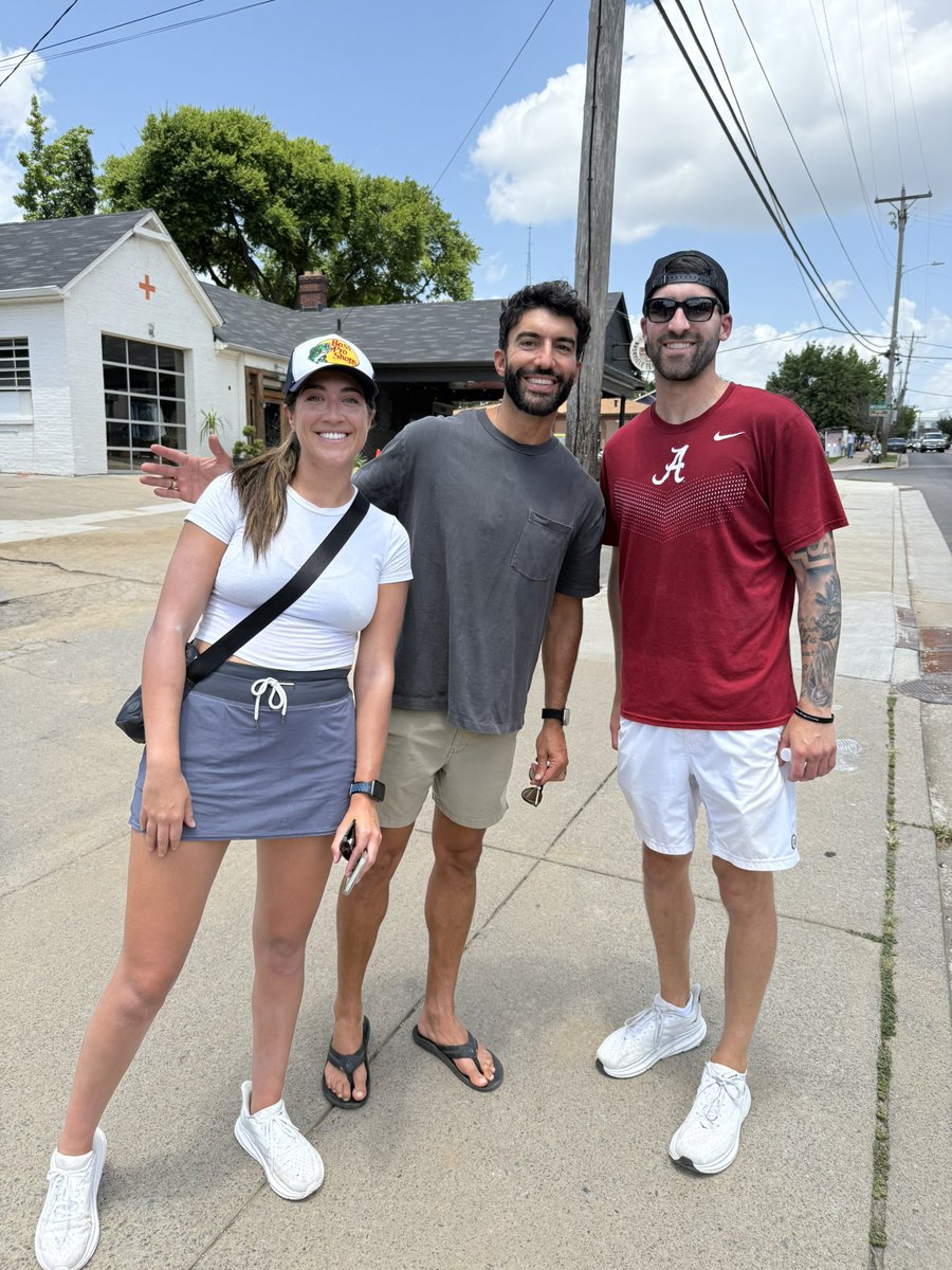 JoshPalet's tweet image. Ran into Justin Baldoni in Nashville