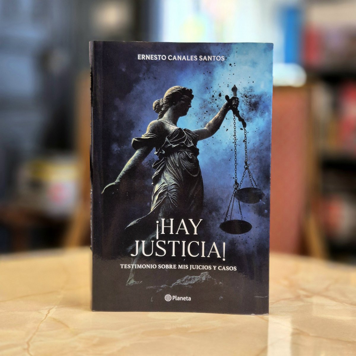 SandorMaraiLib's tweet image. En el #DíadelAbogado celebramos a quienes entregan su vida al derecho, la justicia y la reflexión crítica. En Sándor Márai Librería contamos con sección jurídica y sala de consulta. Hoy recomendamos No estudies Derecho, ¡Hay justicia! y Los principios generales del derecho. 🎓📖