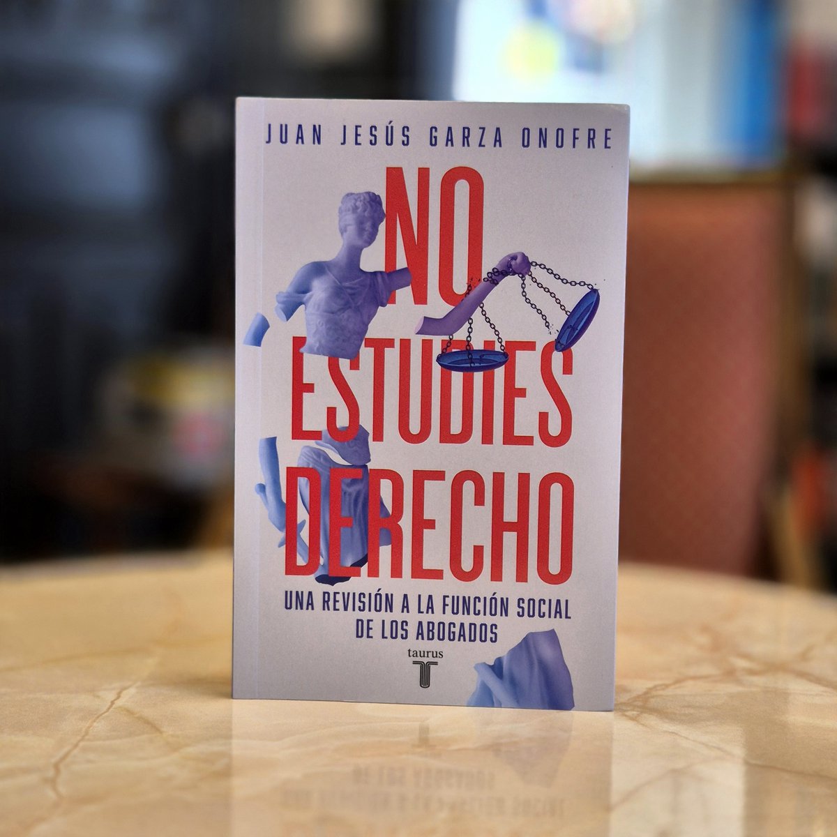 SandorMaraiLib's tweet image. En el #DíadelAbogado celebramos a quienes entregan su vida al derecho, la justicia y la reflexión crítica. En Sándor Márai Librería contamos con sección jurídica y sala de consulta. Hoy recomendamos No estudies Derecho, ¡Hay justicia! y Los principios generales del derecho. 🎓📖