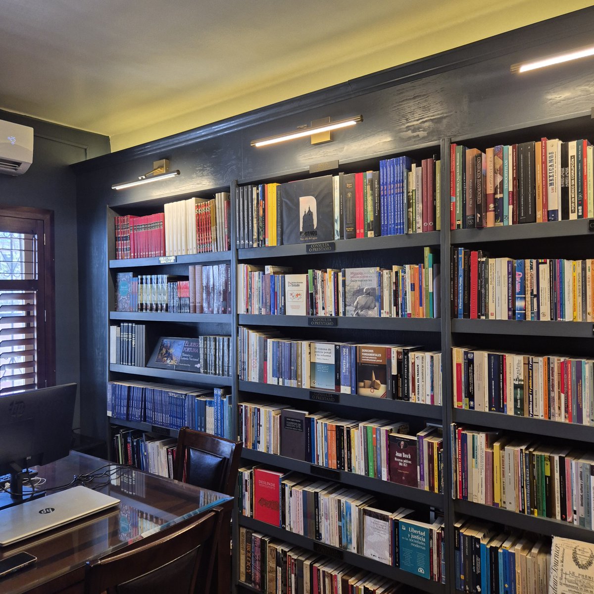 SandorMaraiLib's tweet image. En el #DíadelAbogado celebramos a quienes entregan su vida al derecho, la justicia y la reflexión crítica. En Sándor Márai Librería contamos con sección jurídica y sala de consulta. Hoy recomendamos No estudies Derecho, ¡Hay justicia! y Los principios generales del derecho. 🎓📖