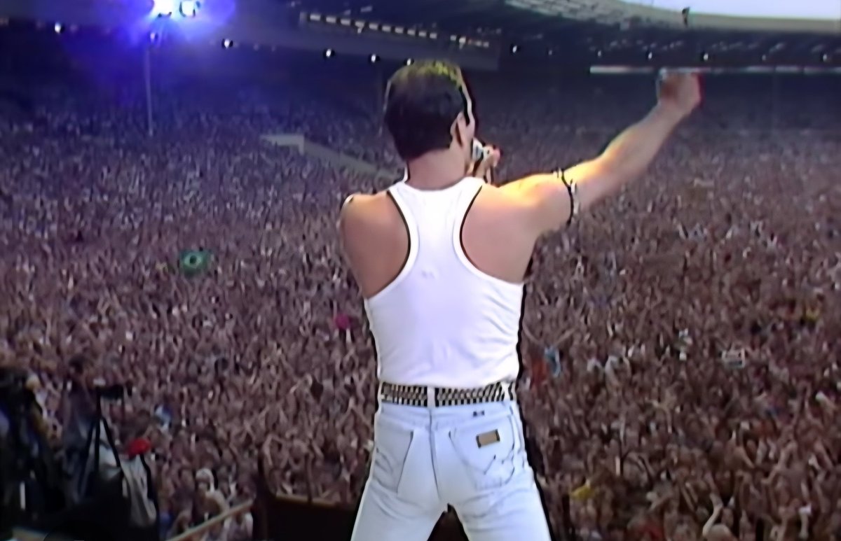 Live Aid 40
Seeing crowd enjoy themselves, no mobile phones, no political flag waving 🇬🇧❤️💙

#LiveAid40