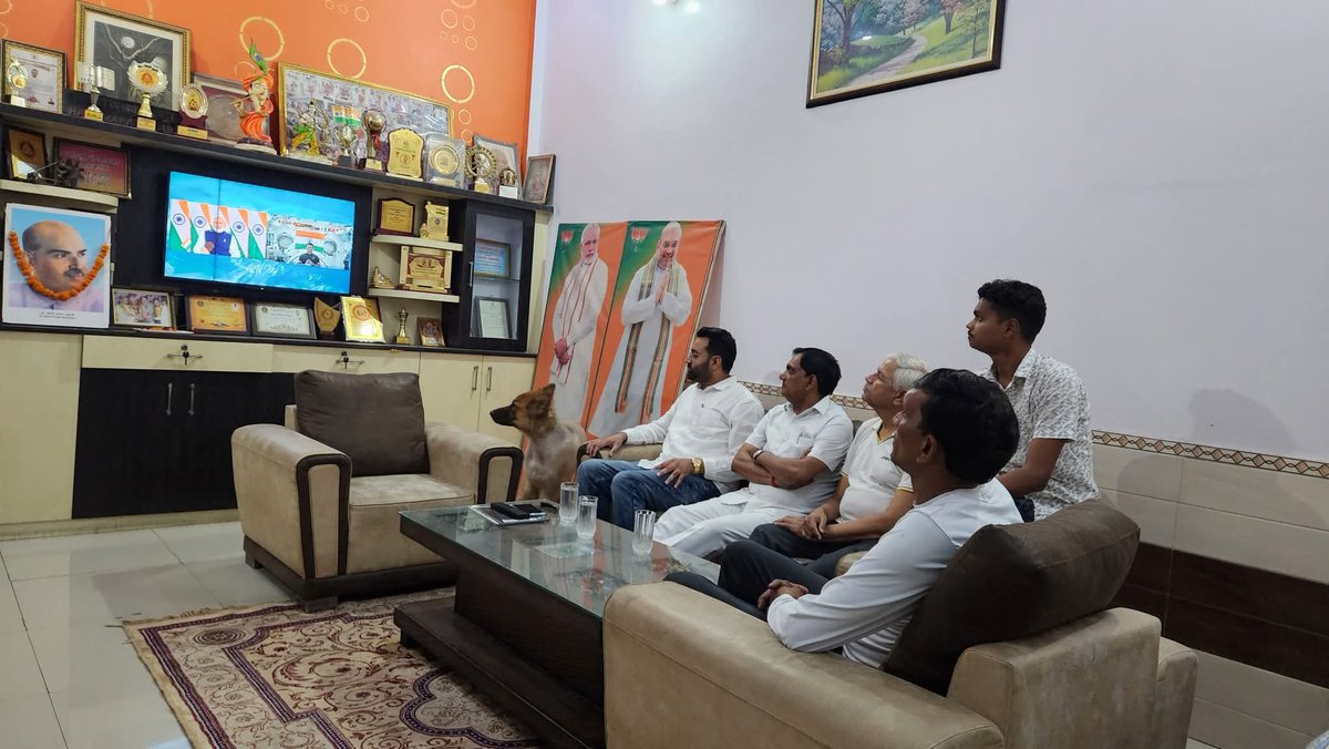 AnkurMalikbjp's tweet image. सबोली मंडल के बूथ नम्बर 111 पर मोदी जी के मन की बात पूर्व उप महापौर हरिप्रकाश बहादुर जी के निवास स्थान पर सुनी एवं आज श्यामा प्रसाद मुखर्जी जी की प्रतिमा पर मालयर्पण किया।।