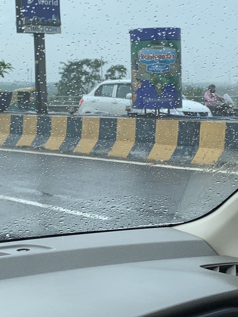 abhijit_MLab's tweet image. Noida-Delhi highway was beautifully decorated with these aesthetic installations.