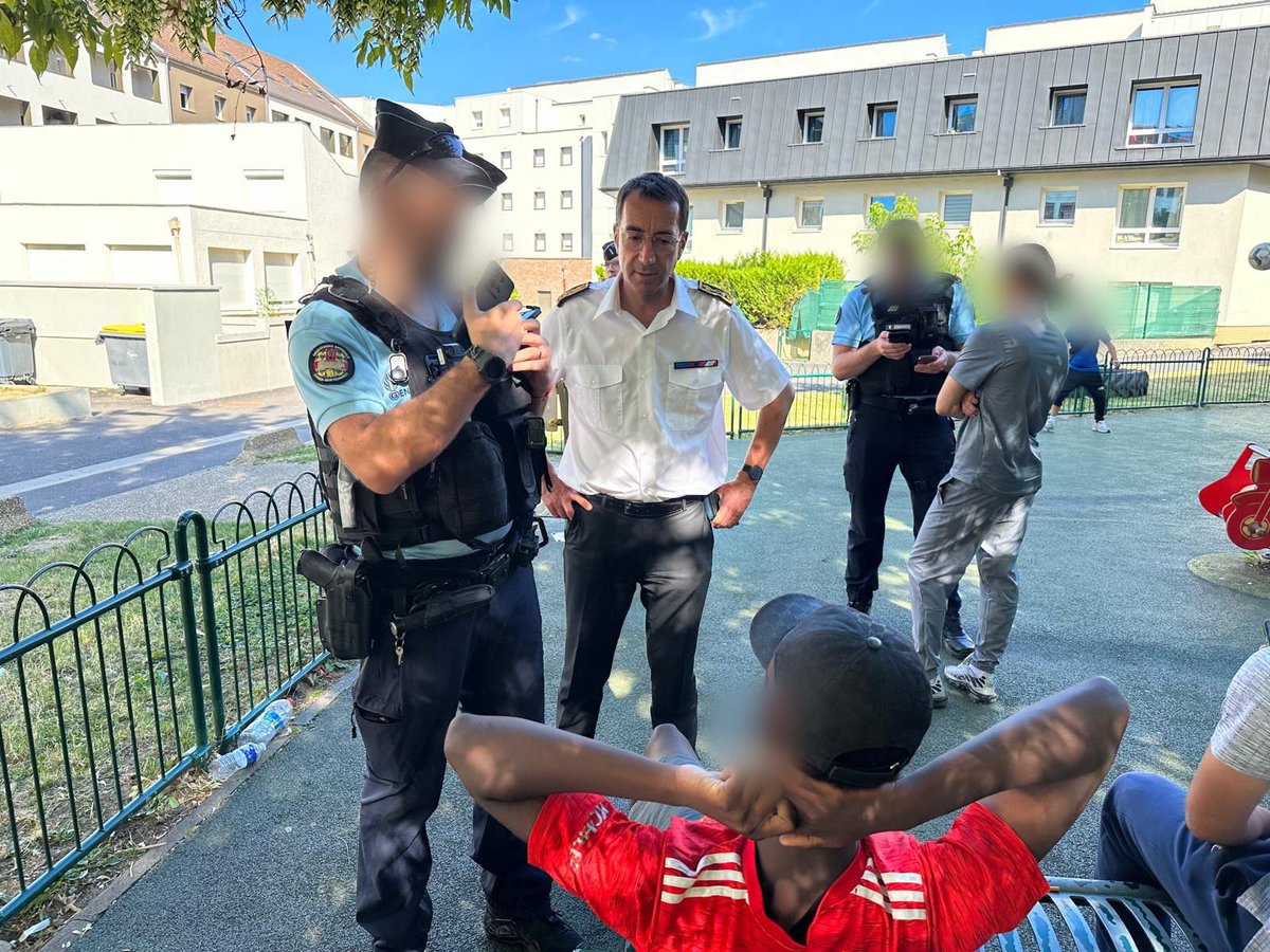 👮‍♀️👮 #SécuritéDuQuotidien | Opération de sécurisation du quotidien cet après-midi à Domont, cité des Promeneurs, par @gendarmerie_095 avec @prefet95.

❌ interpellation d’un individu connu au fichier des personnes recherchées pour stupéfiants 

✅ Dans le Val-d’Oise, depuis le