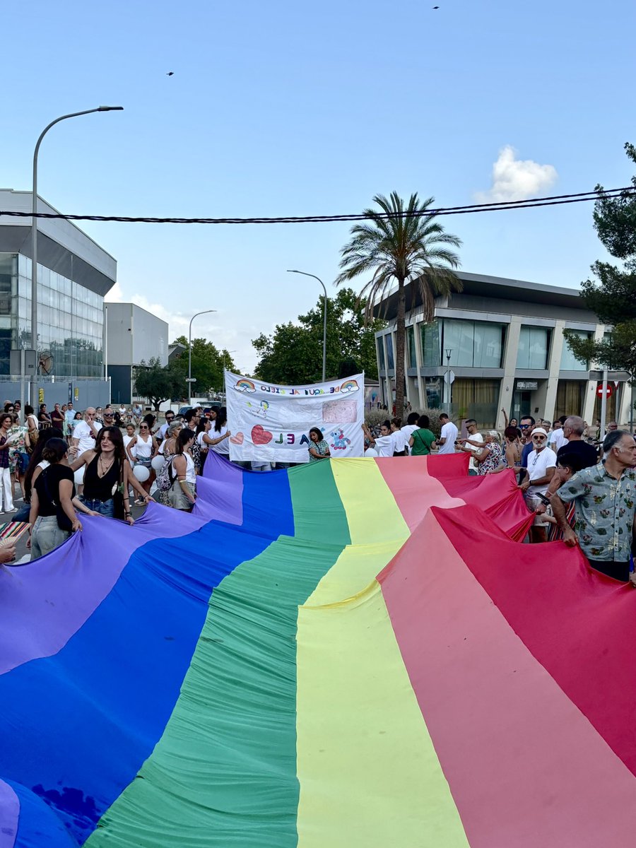SocialistesInca's tweet photo. 🌈 Un any més #IncaCiutat es converteix en la capital de Mallorca de la llibertat i l’orgull de ser qui som. 

🌹Els i les @SocialistesInca reivindicam el nostre compromís per una societat més diversa, oberta i inclusiva.

Avui i sempre, visca #OrgullosamentInca! 
❤️🧡💛💚💙💜 https://t.co/1n7kSZvZAE