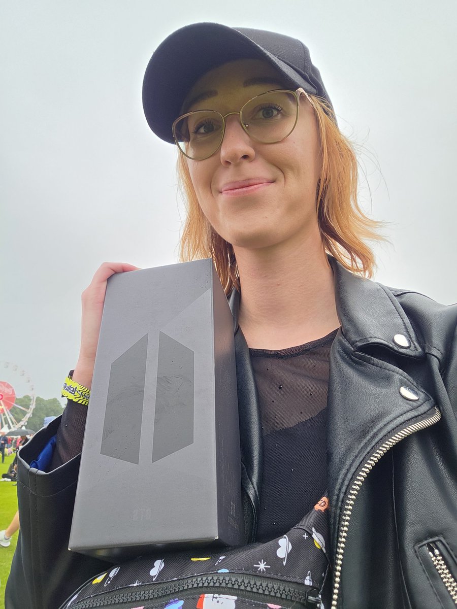 HAPPINESS OVERLOAD

I AM BREATHING THE SAME AIR AS HOBI