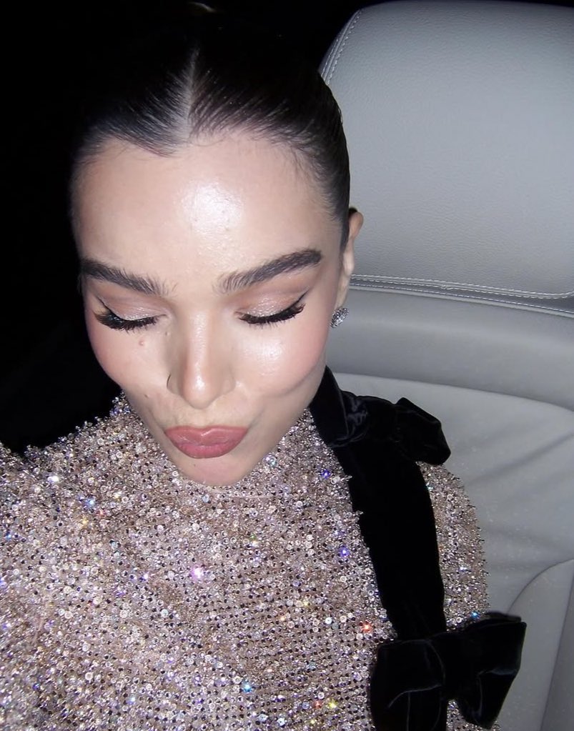 archiveshailee's tweet image. hot and cute at the same time, that’s hailee steinfeld