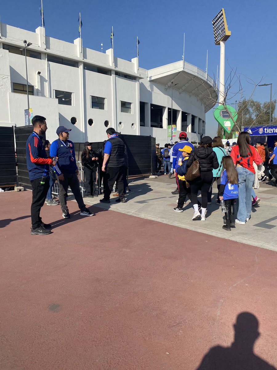 Los hinchas de la U llegan al Nacional para el Superclásico ante Colo Colo