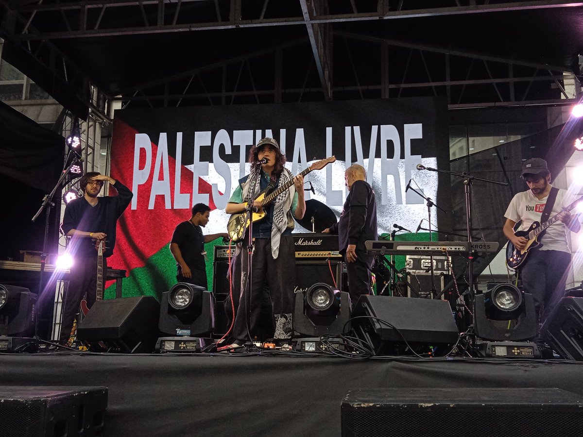 veronicalima_ve's tweet image. Inaceitável a notícia de que a banda "Sophia Chablau E Uma Enorme Perda de Tempo" foi CENSURADA pela Prefeitura de São Paulo por exibir a bandeira da Palestina Livre durante um show.
Se posicionar contra um GENOCÍDIO é CRIME?