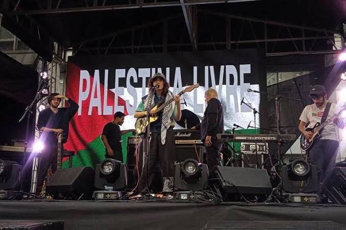 GRAVÍSSIMO! 🚨A banda Sophia Chablau e Uma Enorme Perda de Tempo foi censurada durante apresentação na Praça do Patriarca, centro de São Paulo, na tarde desta sexta-feira! 🇵🇸

O show, parte da Semana do Rock, evento gratuito da Prefeitura, terminou 20 minutos antes do previsto,