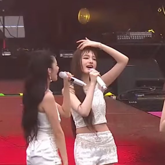 สงสารน้องลิซใส่สุดใส่เต็มจนหน้าม้าเปียกหมดแล้วว ช่วยน้องลิซด้วย55555😭