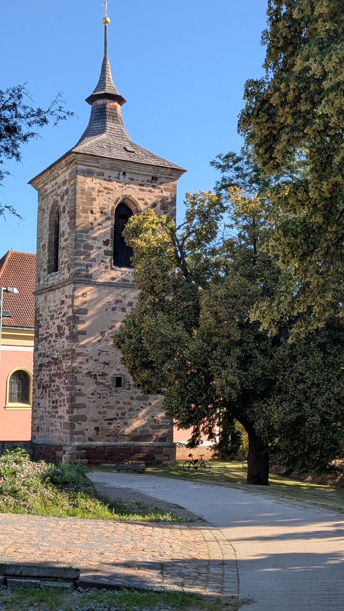 MizeraMichael's tweet image. From my morning bike ride: Renaissance stone bell tower from 1590–91, Přistoupim, Bohemia, probably built by the Český Brod stonemason Pavel. On May 5, 1732, the bell tower burned down. In 1736, it was restored and equipped with a forged cross by the local blacksmith Tomáš Rosa.