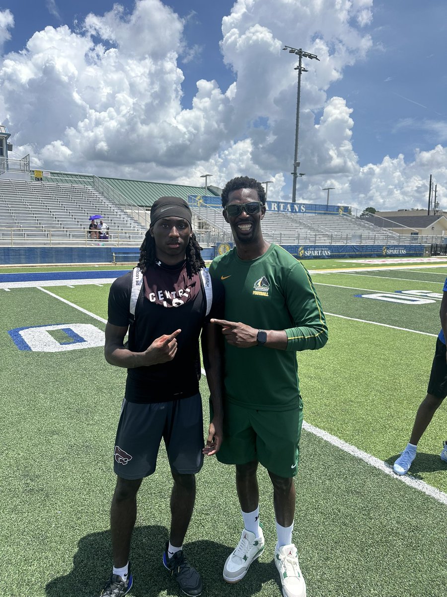 Weluv_mj5's tweet image. After a wonderful performance at @KYSUFB camp and great conversation with @Coach_VellMeeks and @F_Huggins80 I am blessed to receive an offer!! 💚💛🐎from @KYSUFB @KenAnioJr @CentralRecruit_ @CentralFight_FB @coachZMorris85 @RecruitLouisian