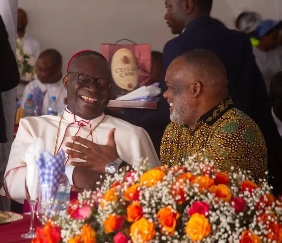 Je m'interroge si réellement l'église catholique est elle l'enfer sur terre comme l'avait dit pasteur <a href="/MarcelloTunasi/">Marcello TUNASI</a> dans l'une de ses prédications?
Comment un prête catholique peut s'asseoir et festoyer avec un frère qui tue et qui continue toujours à tuer ses frères.