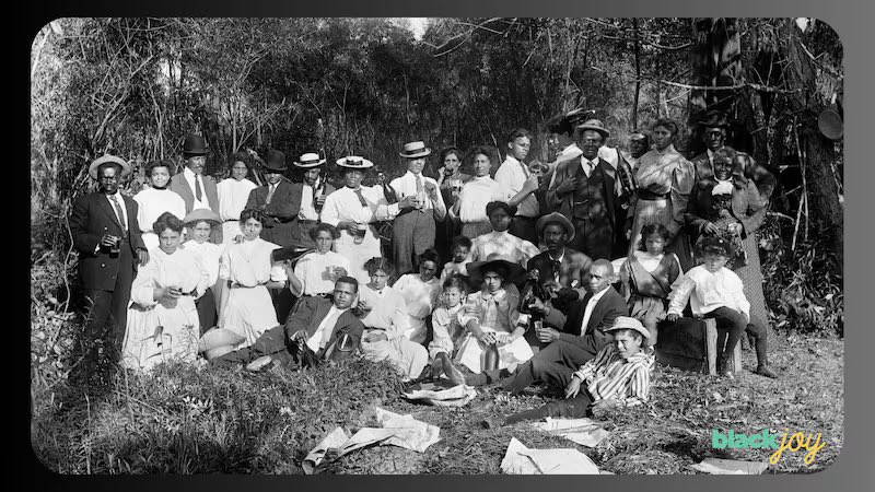 EJinAction's tweet image. “Family Reunion”
bring a chair, baby—
the folding kind, the holdin’-on kind.
somebody’s grillin’ ribs,
somebody’s spillin’ truth.
grandma’s smile is an altar,
& uncle june’s spades talk
still split time
like old baptist sermons.
we gather not just to eat
but to remember—
who we…
