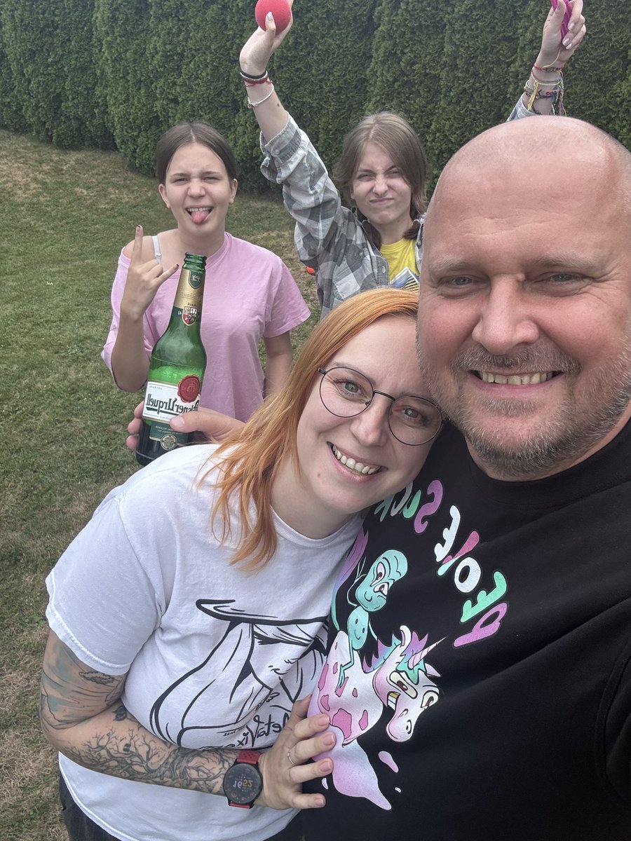 And we just wanted a nice selfie! 
The girls decided to do it differently! 😂
<a href="/MetaVixensNFT/">MetaVixens 💎💜</a> and <a href="/AlienBuddyBuds/">Alien Buddy Buds</a> merch!