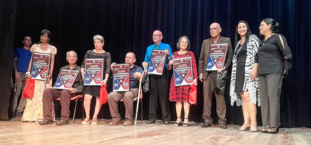 Distinguen a personalidades locales por el aniversario 233 de Manzanillo ℹ️share.google/pAJkdSfyl5Ncj8…
