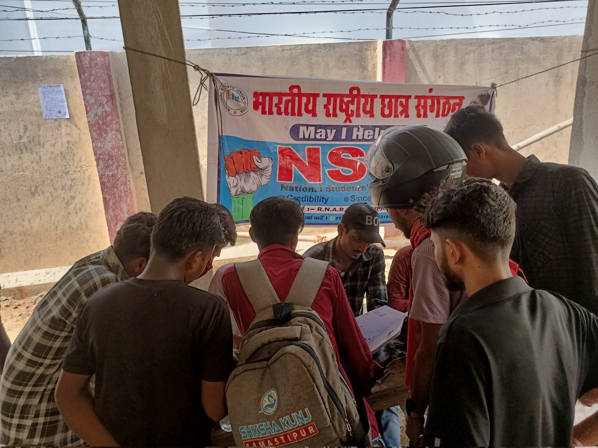 rajanvermansui's tweet image. आज @NsuiSamastipur द्वारा नामांकन में छात्रों के मदद को लेकर #RNAR_Collage_Samastipur  में #Help_Desk लगाया गया और @HumBadlenge_ के बारे छात्रों को जानकारी देकर मिसकाॅल अभियान चलाया गया
@NSUIBihar @kanhaiyakumar @varunchoudhary2 @Allavaru @iShantanuSingh @KoiManish @nsui