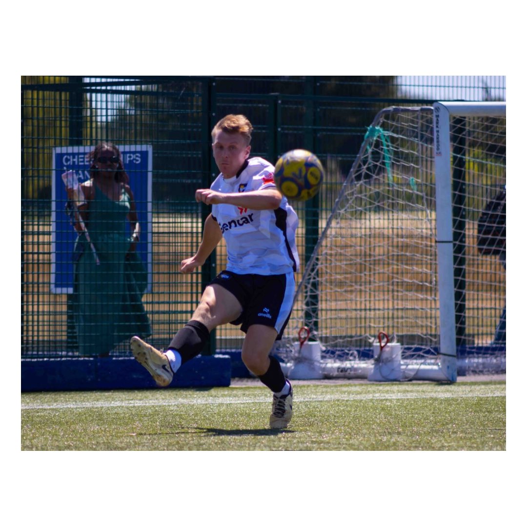 JC98photography's tweet image. 🌡️🥵
@BerkoFC vs @AFCDunstable
Great to be back despite the result 🔵🟡📸