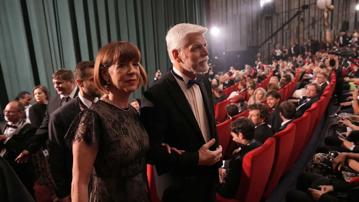 lucyhopes7's tweet image. Velký gentleman ❤️💯👍
Prezident Pavel doprovodil na závěr festivalu Andreu Bartoškovou.