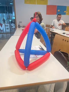 I com a homenatge a la gran feina feta una modelització amb <a href="/geogebra/">GeoGebra</a> d'un tetraedre vist en un taller geogebra.org/m/dq4eahnk.