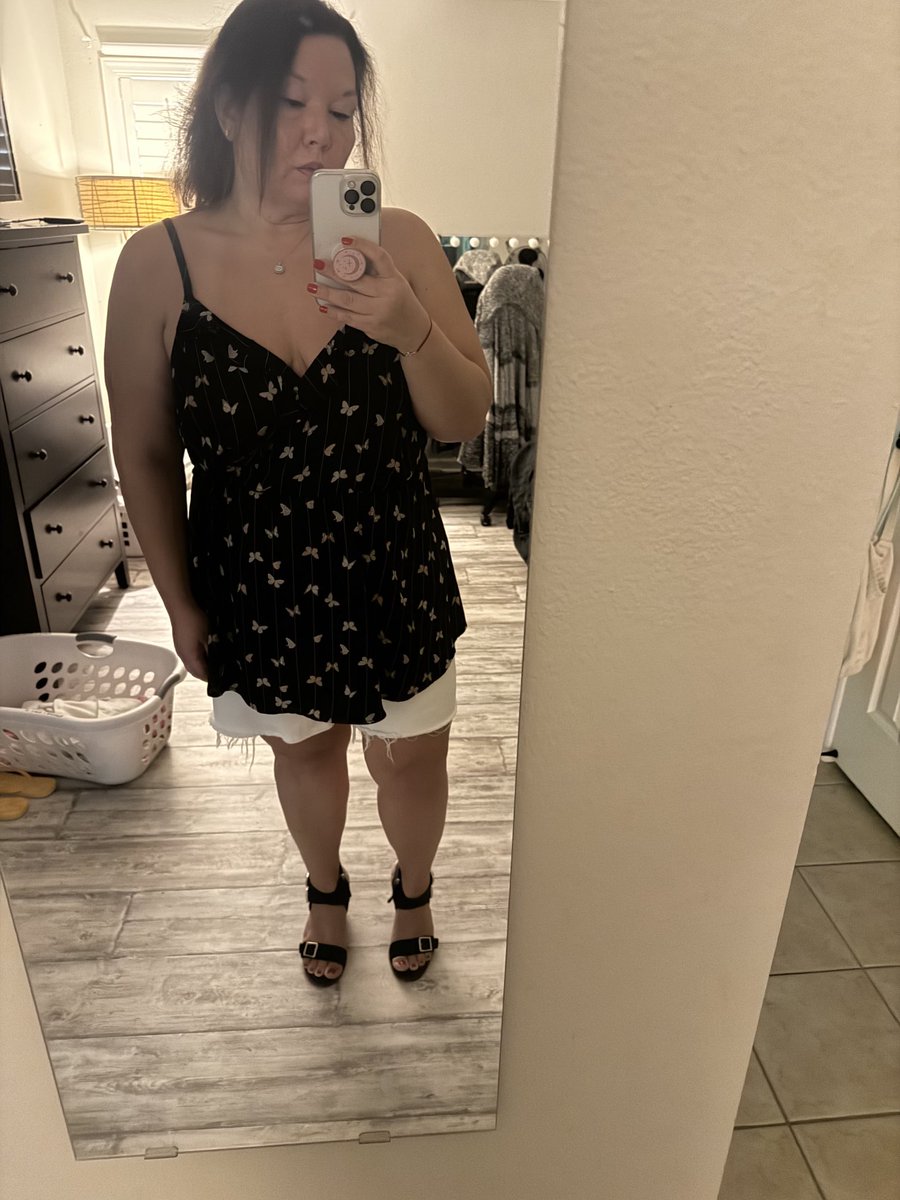 Shelley_Knight1's tweet image. Off to The Costco and to find a new boyfriend. LMFAOOOOO 😂😂😂 #justsomeAsianchick #StonerFam