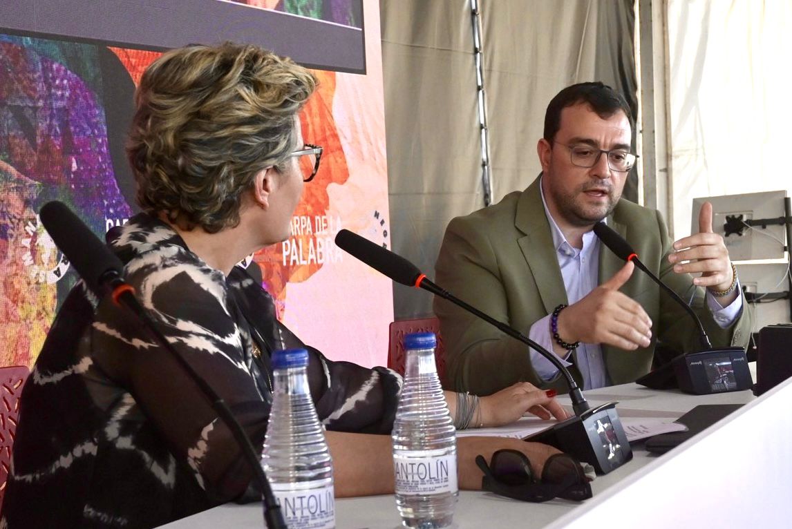 snegra's tweet image. Charlamos con Adrián Barbón.
Conversación moderada por Almudena Iglesias.
Palabra pública, reflexión compartida.
#SemanaNegra2025 #AdriánBarbón #Gijón