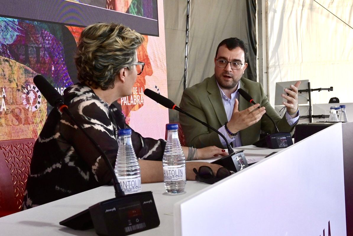 snegra's tweet image. Charlamos con Adrián Barbón.
Conversación moderada por Almudena Iglesias.
Palabra pública, reflexión compartida.
#SemanaNegra2025 #AdriánBarbón #Gijón