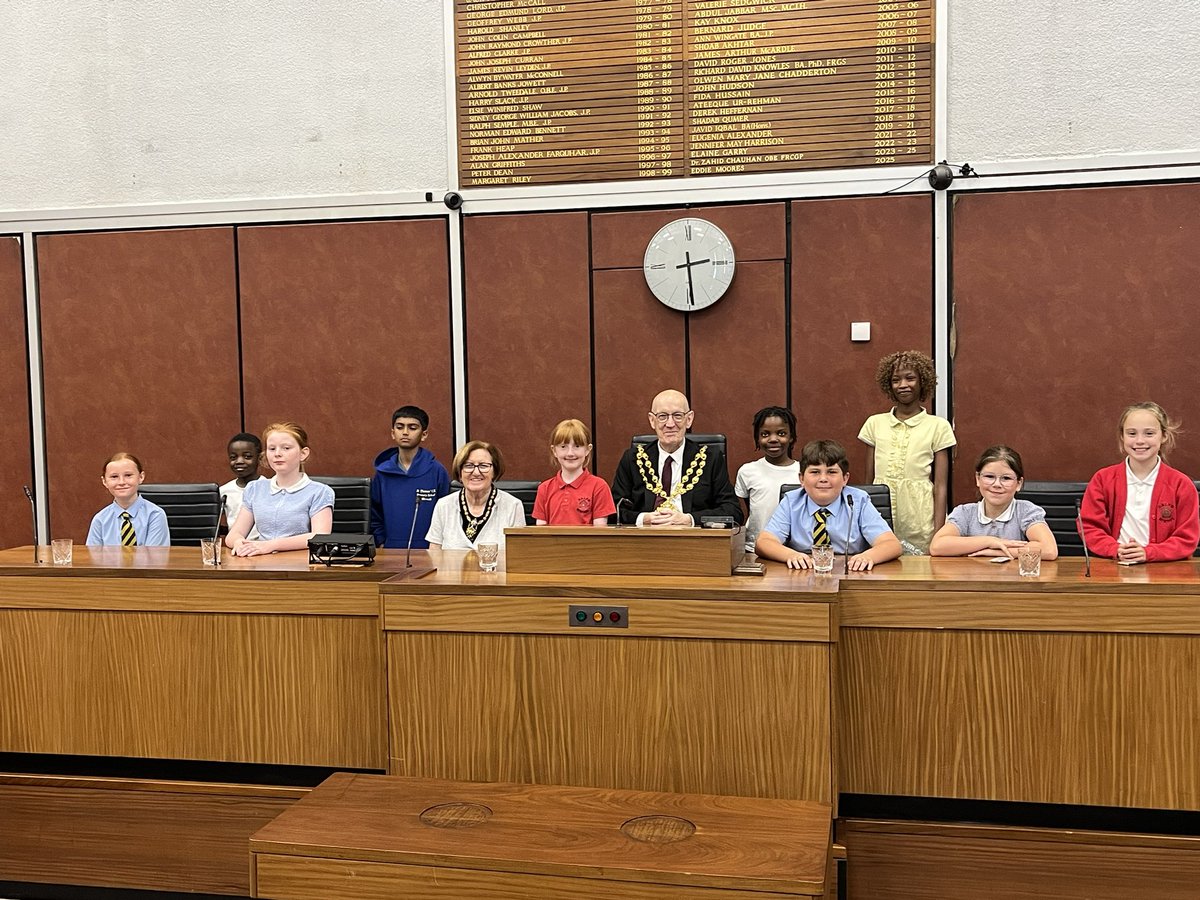 Oldhammusic's tweet photo. The Mayor of Oldham, Cllr Eddie Moores, kindly hosted the presentation of the Oldham Schools Music Festival awards. The children had a wonderful experience and were particularly interested to see the Council Chambers.
The Mayor and Mr Bulmer  (Director of Ed) presented the awards https://t.co/DQSJFEb3eK
