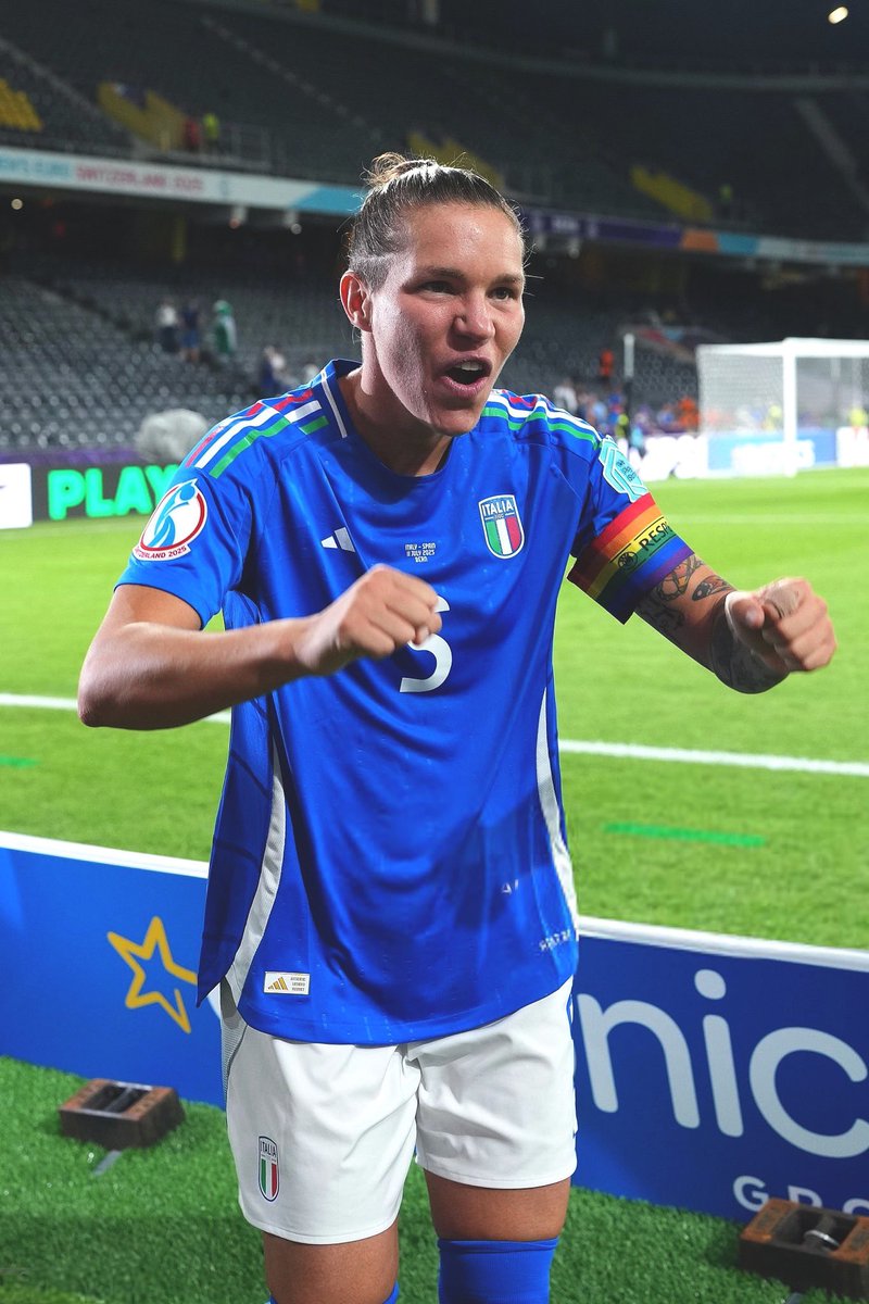 mundopelotanet's tweet photo. 🇮🇹🏳️‍🌈 Elena Linari es la PRIMERA CAPITANA en la historia de Italia, mujer u hombre, en usar la cinta con el arcoiris, en apoyo a los derechos LGBTQ+.

La llevó en el partido de ayer ante España en la #WEURO2025.

Vía @pallonatefaccia https://t.co/UXqxdgJJId