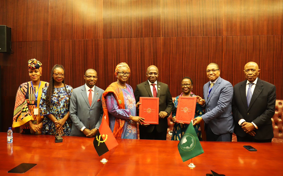 AU_WGYD's tweet photo. On the margins of the AU #MYCM in Malabo, H.E. Amb. Téte António, Minister @angola_Mirex, signed the #AUEVAWGConvention, reaffirming #Angola's commitment to ratify it & resolve to address #VAWG.
15 ratifications needed to ensure the convention's entry into force, #RatifyAUCEVAWG! https://t.co/0cz7MJQbe2