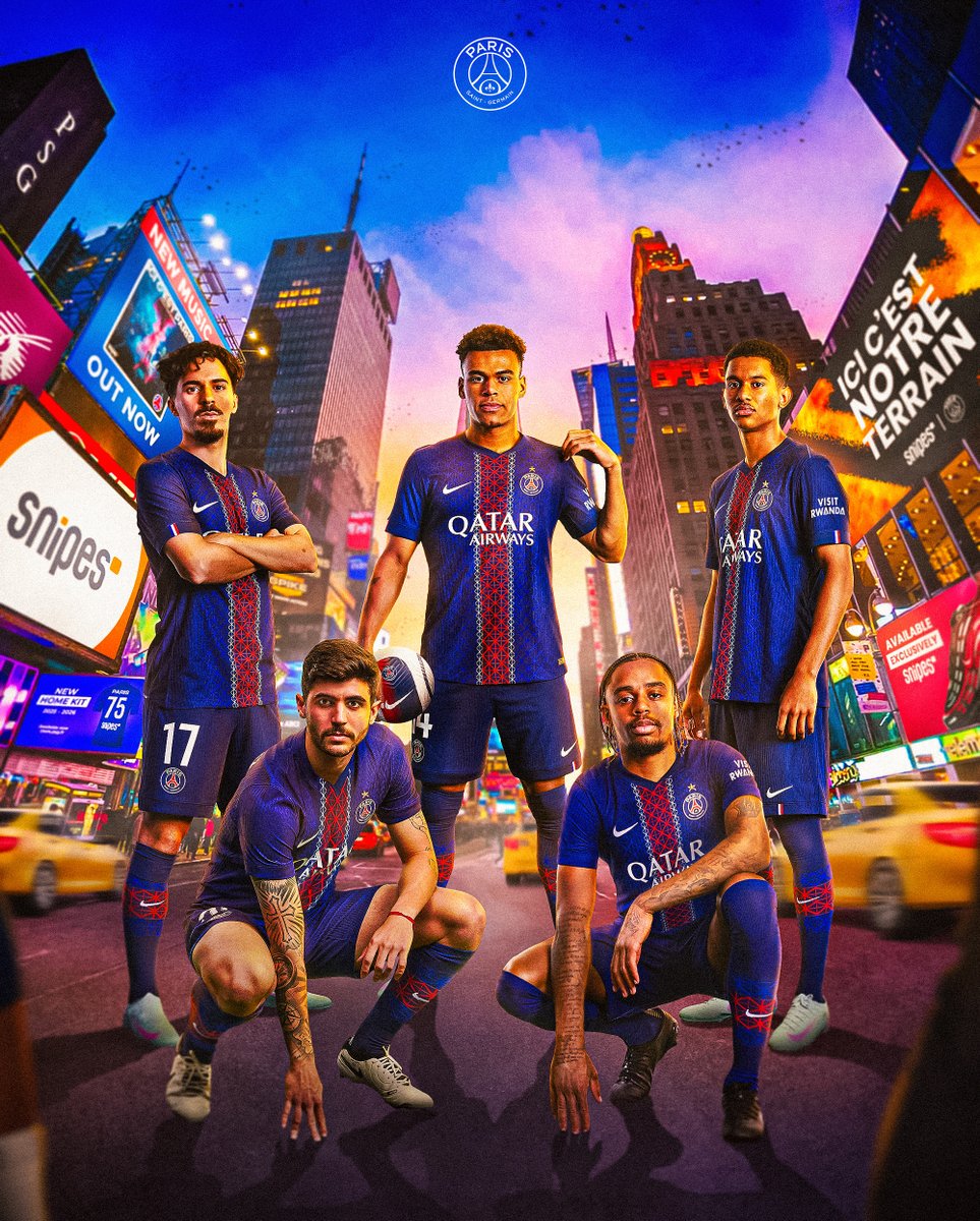 من تايمز سكوير إلى أرض الملعب.. يوم 1 يفصلنا عن صافرة البداية ⚽️🔥

@snipes