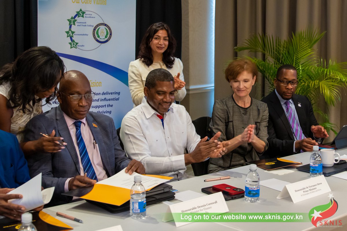 WBCaribbean's tweet image. From commitment to action.✅
Yesterday in Saint Kitts, the @WorldBank & @ECCBConnects officially launched a $115M renewable energy facility to support Grenada, Saint Lucia, and Saint Vincent and the Grenadines. Regional leaders joined to kick off a cleaner Caribbean.
📸:SKNIS