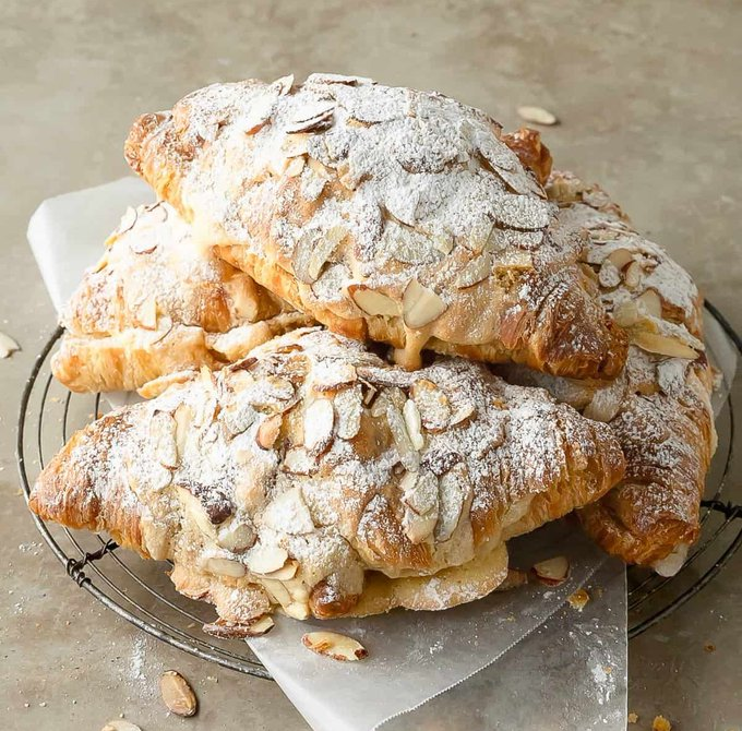 ArceliaK40211's tweet image. Easy almond croissants—your shortcut to classic French pastry bliss! 🥐✨ #AlmondCroissants #FrenchBaking
Full Recipe: omniera.net/h6yLn