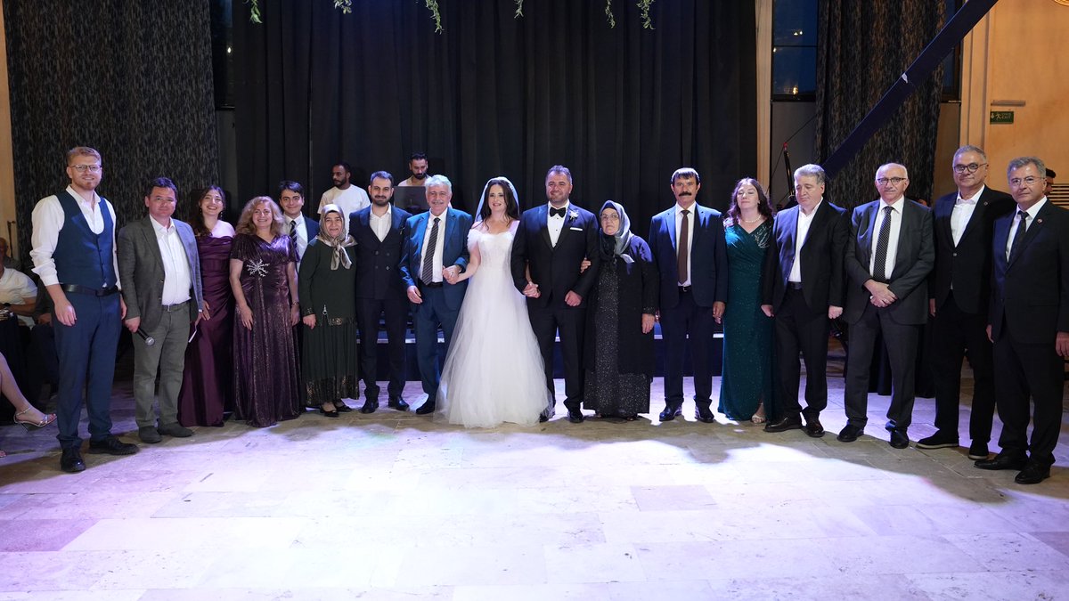 Osmangazi’ye birlikte hizmet ettiğimiz, çalışma arkadaşımız İklim Değişikliği ve Sıfır Atık Müdürümüz Rüveyşa Burça Turan ile Onur Sütçüoğlu’nun nikahlarını kıydık.
Çiftimizi tebrik ediyor, bir ömür boyu mutluluklar diliyorum.