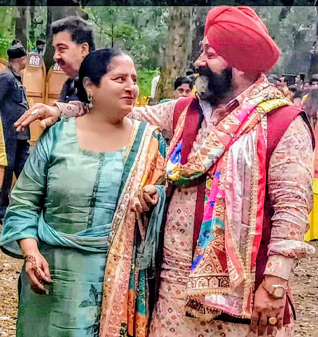 13 जुलाई 
वह खुशी का दिन है 
जिस दिन परमात्मा ने मेरे गृहस्ती जीवन की शुरुआत की थी 
इस दिन मेरे को जीवन की भाग्यशाली अर्धांगिनी मिली थी 
परमपिता परमात्मा ने अभी तक तंदुरुस्ती के साथ जीवन व्यतीत कराया है प्यार और मोहब्बत में बचा हुआ जीवन भी शुकराना करते व्यतीत हो
अरदास परमात्मा से