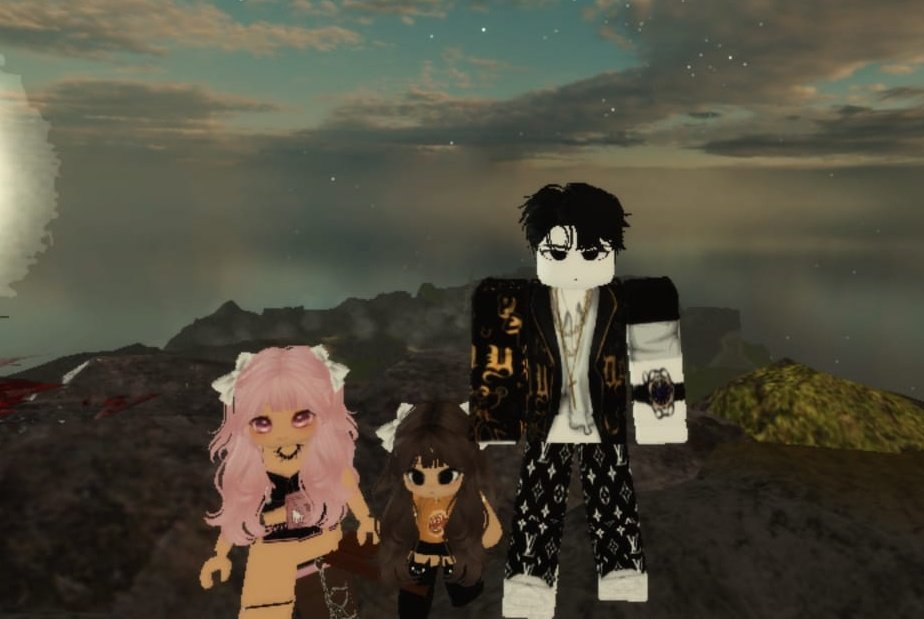 hlo guys kenalin keluarga kecil ku anak nya hasil donlot😋🤭🤭🤭🤭🤭🤭habis muncak sekeluarga ini bun sampe puncak walau anak sy sprti kutu loncat ini yah aktif sekali.