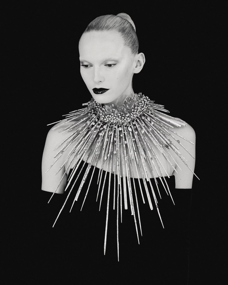 LaModeUnknown's tweet photo. These high-CONTRAST images of ✨Schiaparelli✨ Fall/Winter 2025 Couture are HAUNTING me.🪡 https://t.co/tlSb1Jyl9K