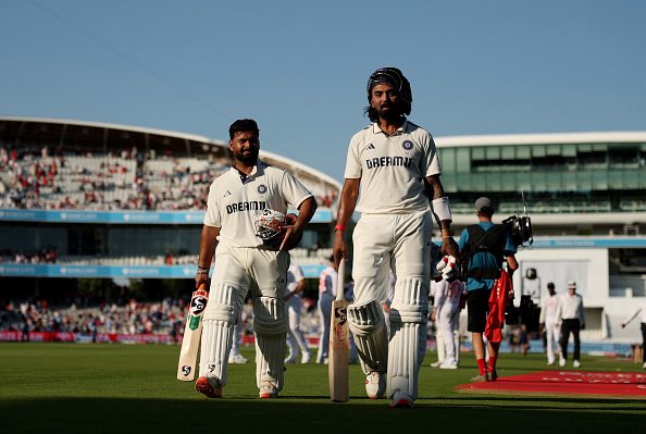sachin_rt's tweet image. One kept it ticking, the other kept it moving.
@klrahul and @RishabhPant17 stitched together a partnership built on patience and intent.
@imjadeja followed it up with a composed fifty, keeping the innings on track.
It was a well-fought day of Test cricket with some missed…