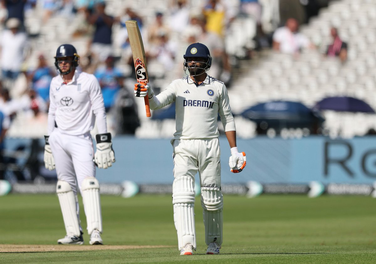 sachin_rt's tweet image. One kept it ticking, the other kept it moving.
@klrahul and @RishabhPant17 stitched together a partnership built on patience and intent.
@imjadeja followed it up with a composed fifty, keeping the innings on track.
It was a well-fought day of Test cricket with some missed…