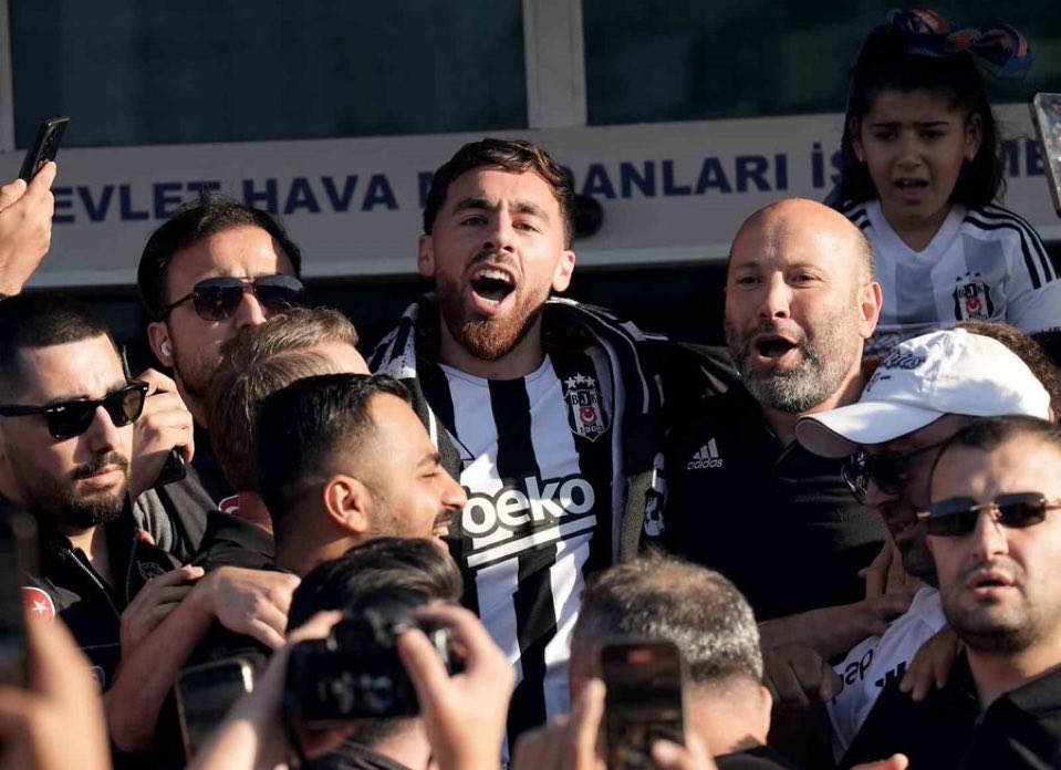 Beşiktaş JK: "Orkun Kökçü için yarın saat 20.30'da Tüpraş Stadyumu'nda taraftarlarımıza açık imza töreni düzenlenecektir."