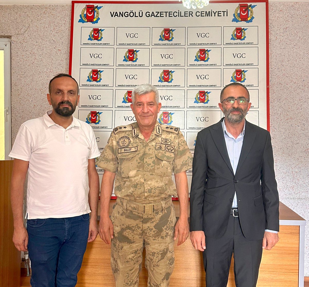 Vangölü Gazeteciler Cemiyeti (@vgckurumsal) on Twitter photo Cemiyetimizi ziyaret eden Van Jandarma Asayiş Kolordu Komutanı Tümgeneral Sn. Ünsal Bulut'a; nazik ziyaretinden dolayı teşekkür ederiz.
<a href="/orhandha/">ORHAN AŞAN</a> <a href="/ishakkaraa/">İshak KARA</a> Cemiyetimizi ziyaret eden Van Jandarma Asayiş Kolordu Komutanı Tümgeneral Sn. Ünsal Bulut'a; nazik ziyaretinden dolayı teşekkür ederiz.
<a href="/orhandha/">ORHAN AŞAN</a> <a href="/ishakkaraa/">İshak KARA</a>