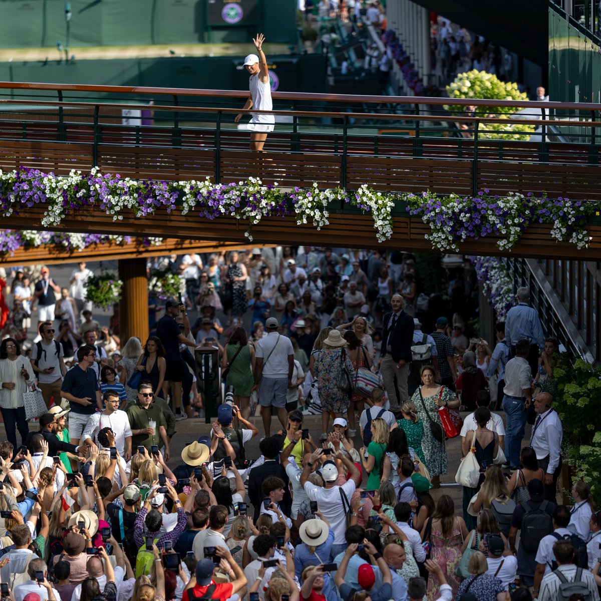 Wimbledon's tweet photo. 👋😁

#Wimbledon | @iga_swiatek https://t.co/qE6aO3WFdw