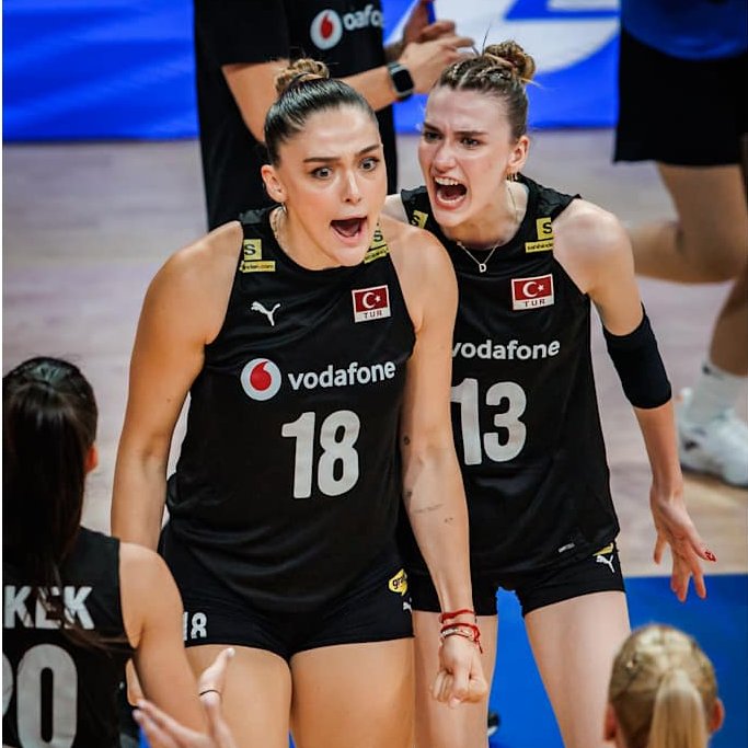 Temmzvolley's tweet photo. 🤯 3. seti kazanarak 2-1 öne geçti 🔥🔥

              🇹🇷Türkiye  25- 21   İtalya🇮🇹 

#VNL2025  #FileninSultanları https://t.co/IyzqyDy3TL
