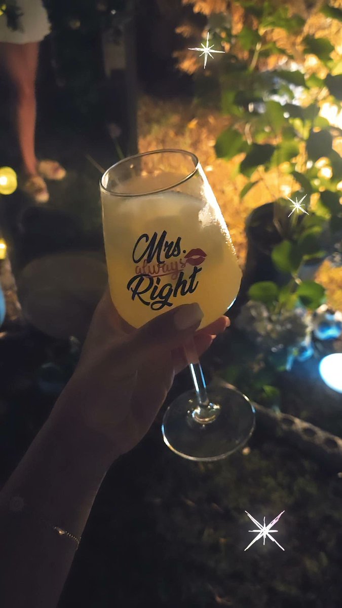 BhrAvc75's tweet photo. O zaman şarkı söylemek lazım

Avaz Avaz 

#Cheers 🍸
#HollySaturdayNight 🌜
#EnjoyTime ✨️🎵 https://t.co/v4r5g6Ijle
